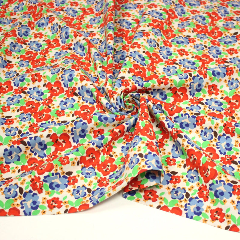 Tissu cotonnade aux fleurs graphiques rouges, bleues, vertes, fond écru - OEKO - TEX STANDARD 100 - TissusPapi.com