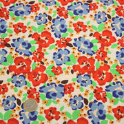 Tissu cotonnade aux fleurs graphiques rouges, bleues, vertes, fond écru - OEKO - TEX STANDARD 100 - TissusPapi.com