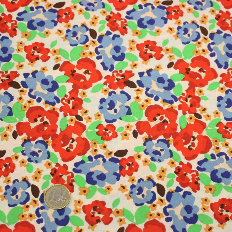 Tissu cotonnade aux fleurs graphiques rouges, bleues, vertes, fond écru - OEKO - TEX STANDARD 100 - TissusPapi.com