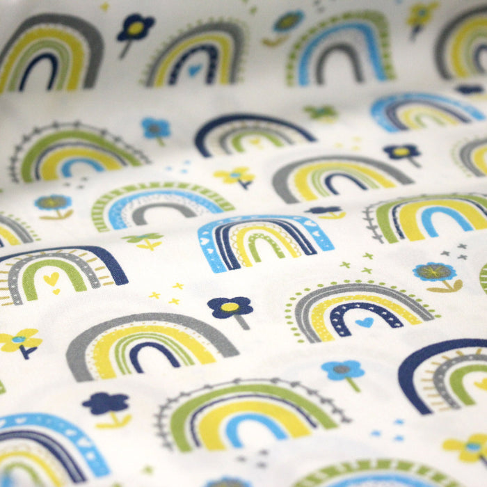 Tissu popeline coton blanc aux arcs en ciel verts bleus et jaunes - TissusPapi.com