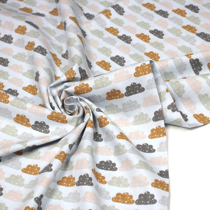 Tissu popeline coton rose bleu ciel aux nuages roses, gris et ocres - TissusPapi.com