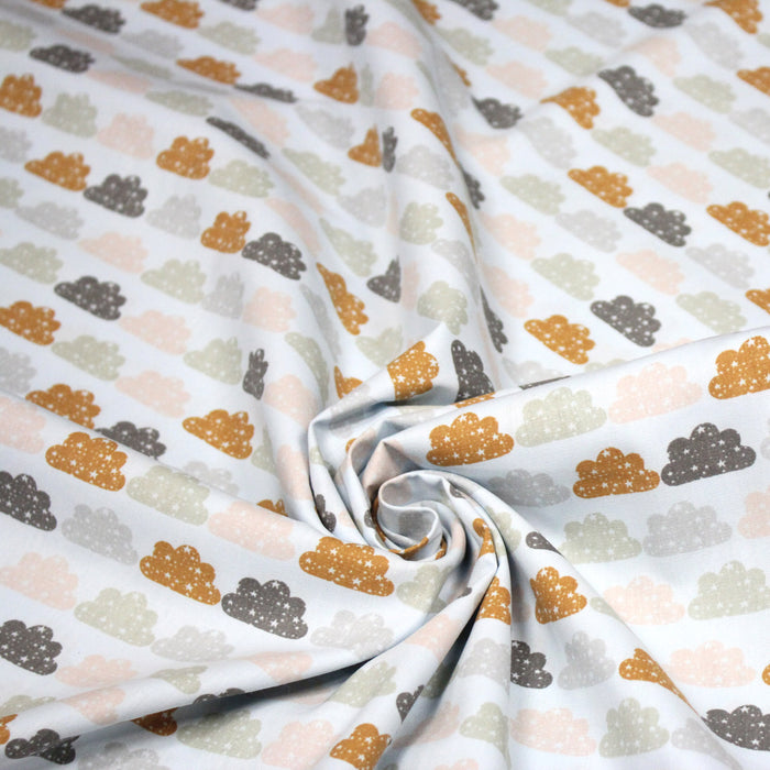 Tissu popeline coton rose bleu ciel aux nuages roses, gris et ocres - TissusPapi.com