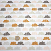 Tissu popeline coton rose bleu ciel aux nuages roses, gris et ocres - TissusPapi.com