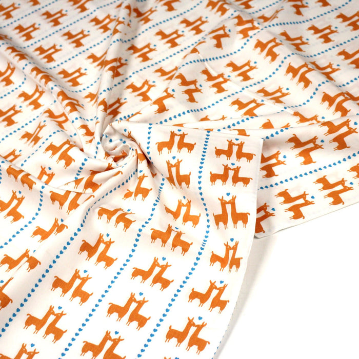 Tissu popeline coton blanc aux lamas oranges et coeurs bleus - TissusPapi.com