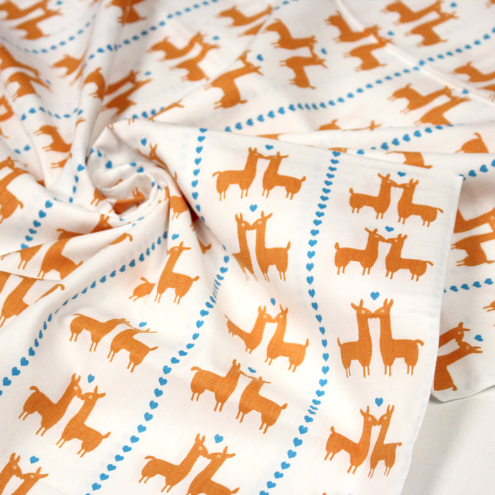 Tissu popeline coton blanc aux lamas oranges et coeurs bleus - TissusPapi.com