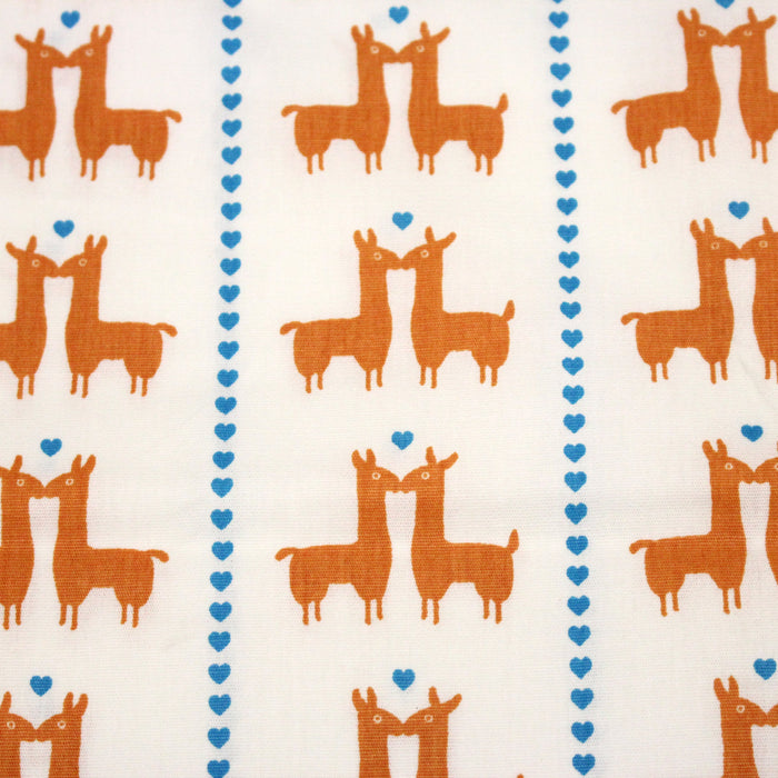 Tissu popeline coton blanc aux lamas oranges et coeurs bleus - TissusPapi.com