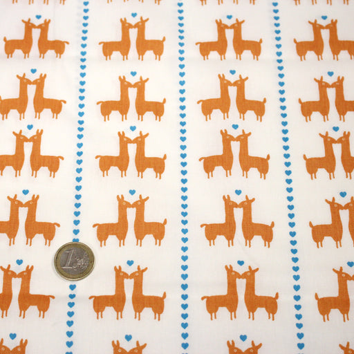 Tissu popeline coton blanc aux lamas oranges et coeurs bleus - TissusPapi.com
