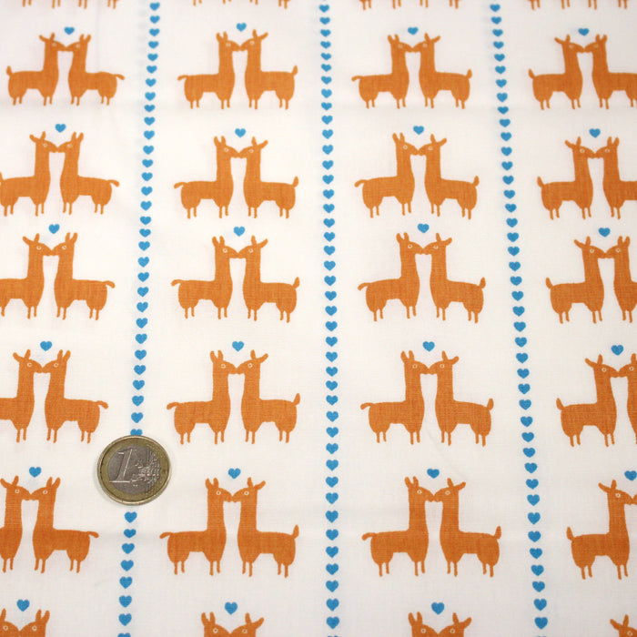 Tissu popeline coton blanc aux lamas oranges et coeurs bleus - TissusPapi.com