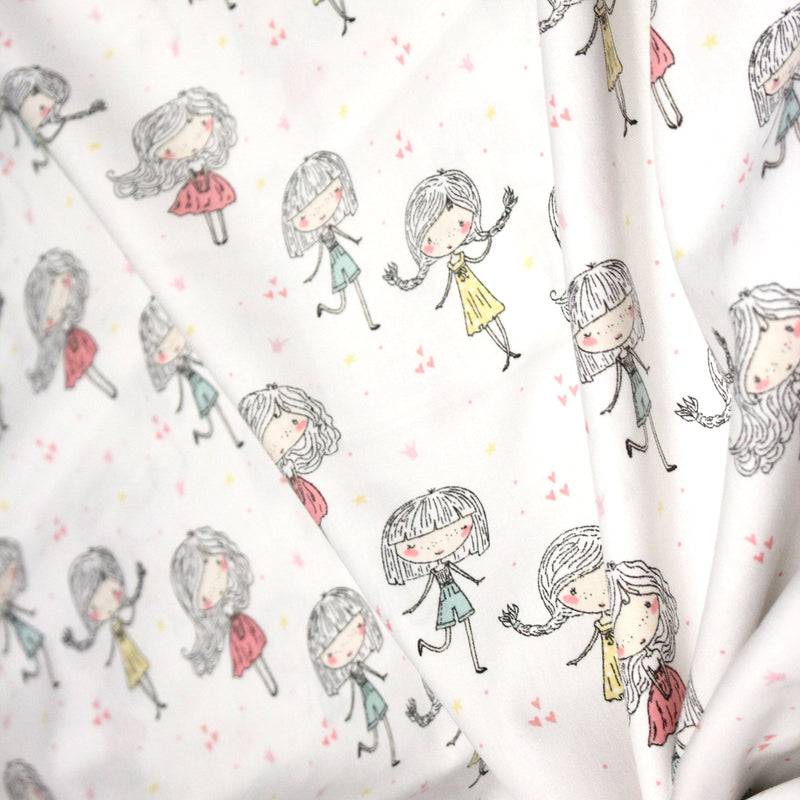 Tissu popeline coton blanc aux petits filles & petits coeurs roses - TissusPapi.com