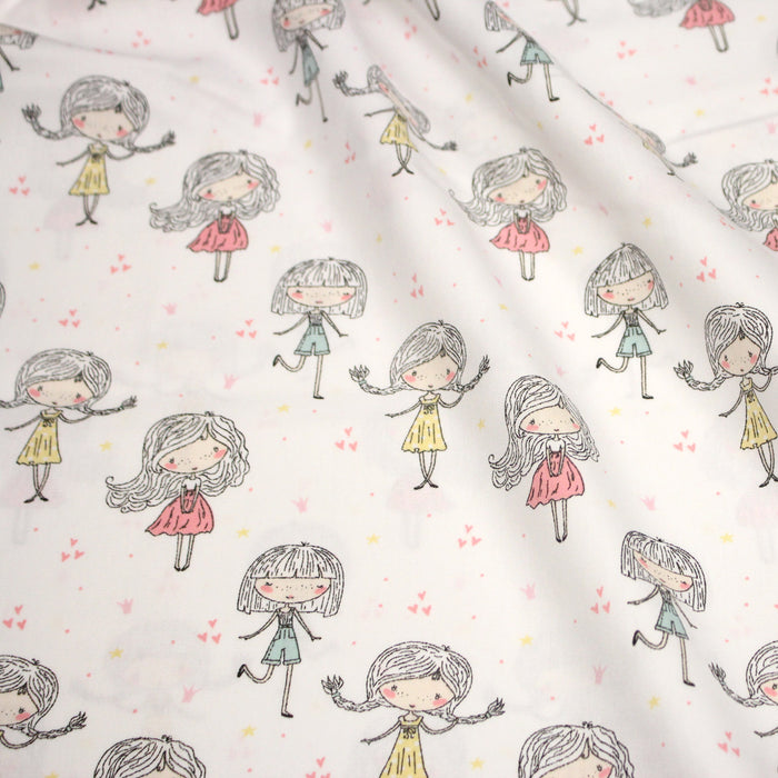 Tissu popeline coton blanc aux petits filles & petits coeurs roses - TissusPapi.com