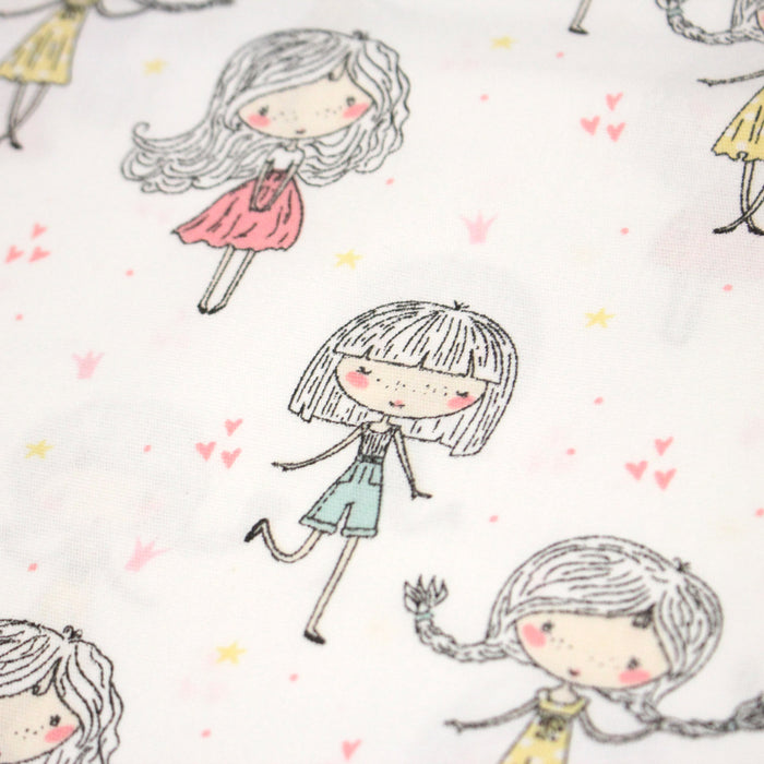 Tissu popeline coton blanc aux petits filles & petits coeurs roses - TissusPapi.com