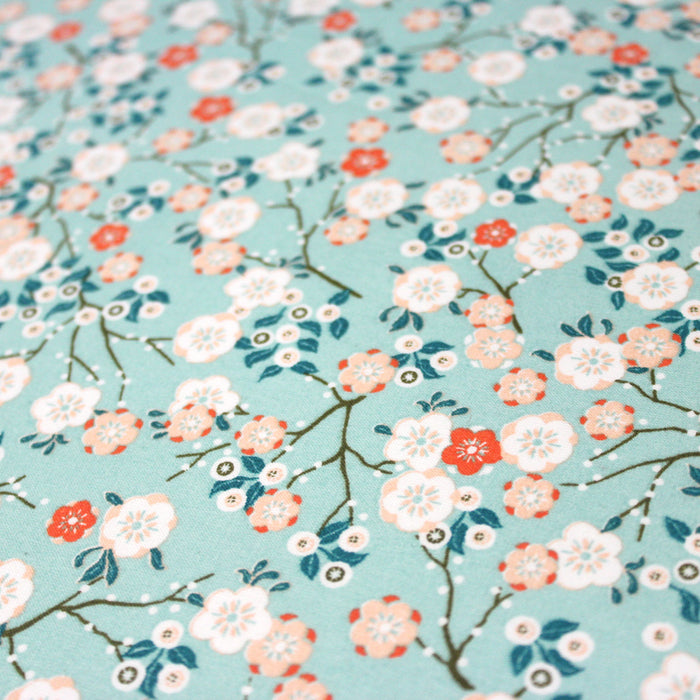 Tissu de coton aux fleurs de cerisier japonais Sakura blanches, jaunes et roses, fond bleu ciel - OEKO-TEX
