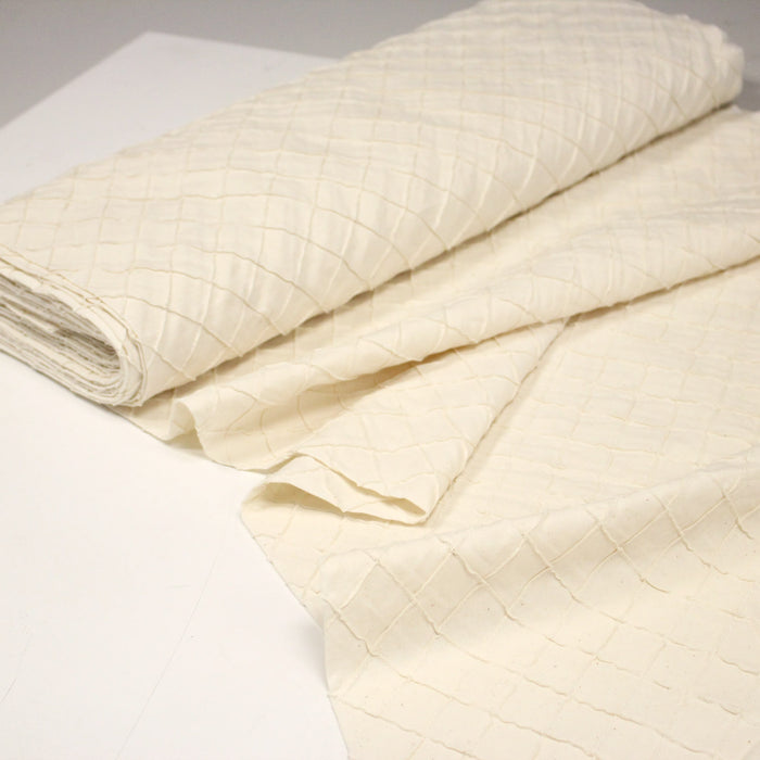 Tissu écru aux carrés cousus façon patchwork