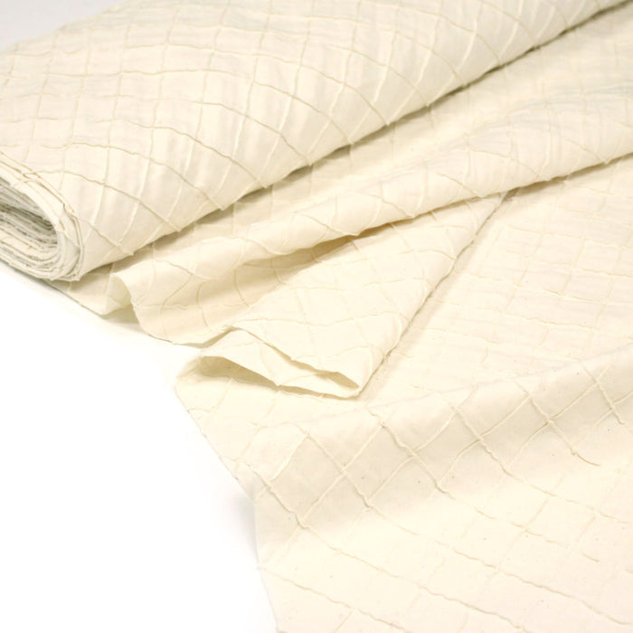 Tissu écru aux carrés cousus façon patchwork