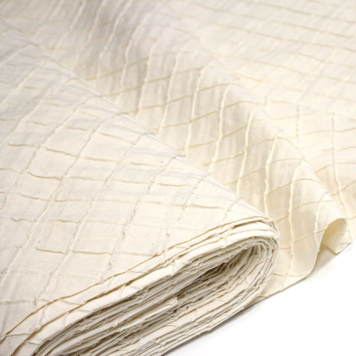 Tissu écru aux carrés cousus façon patchwork