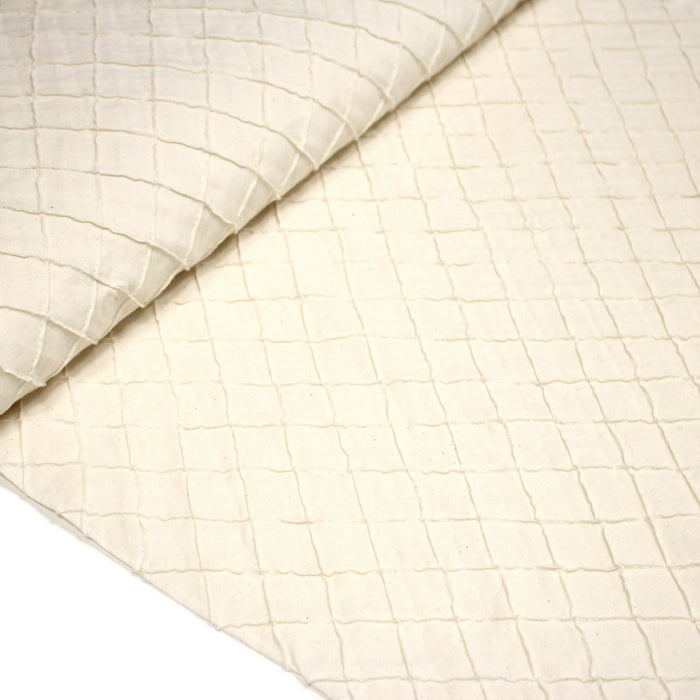 Tissu écru aux carrés cousus façon patchwork