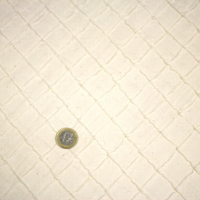 Tissu écru aux carrés cousus façon patchwork