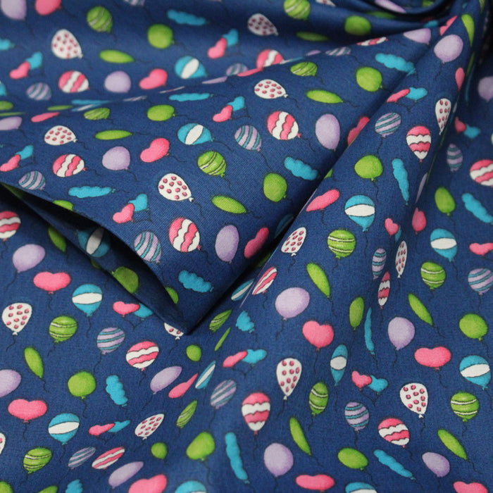 Tissu popeline coton bleu roi aux ballons de baudruches multicolores - TissusPapi.com