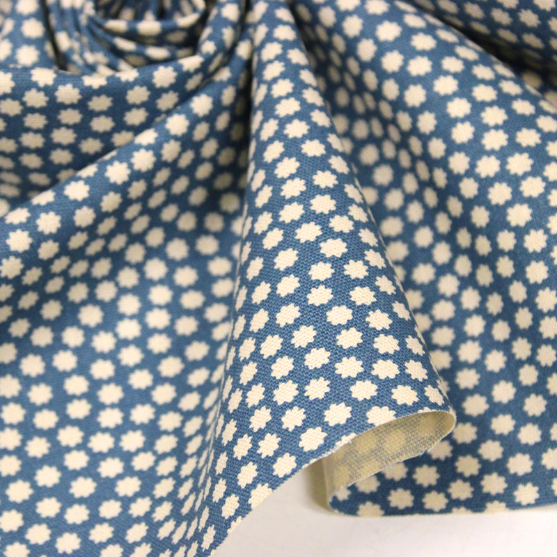 Tissu coton demi natté bleu, fleurs géométriques écrues - MADE IN JAPAN - FABRICATION JAPONAISE