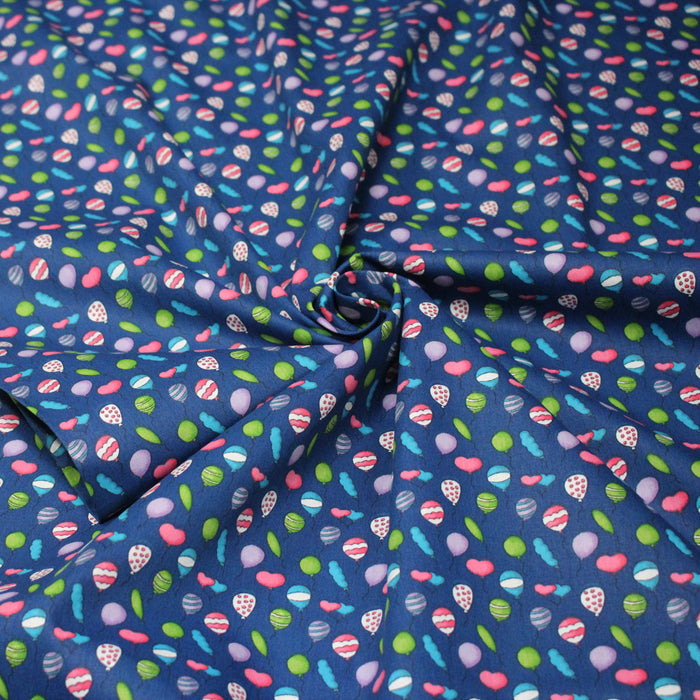 Tissu popeline coton bleu roi aux ballons de baudruches multicolores - TissusPapi.com