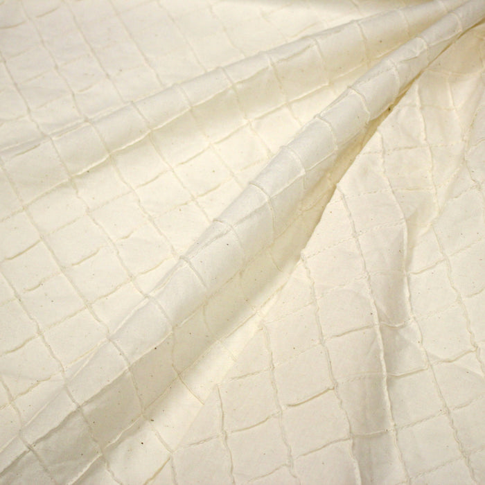 Tissu écru aux carrés cousus façon patchwork