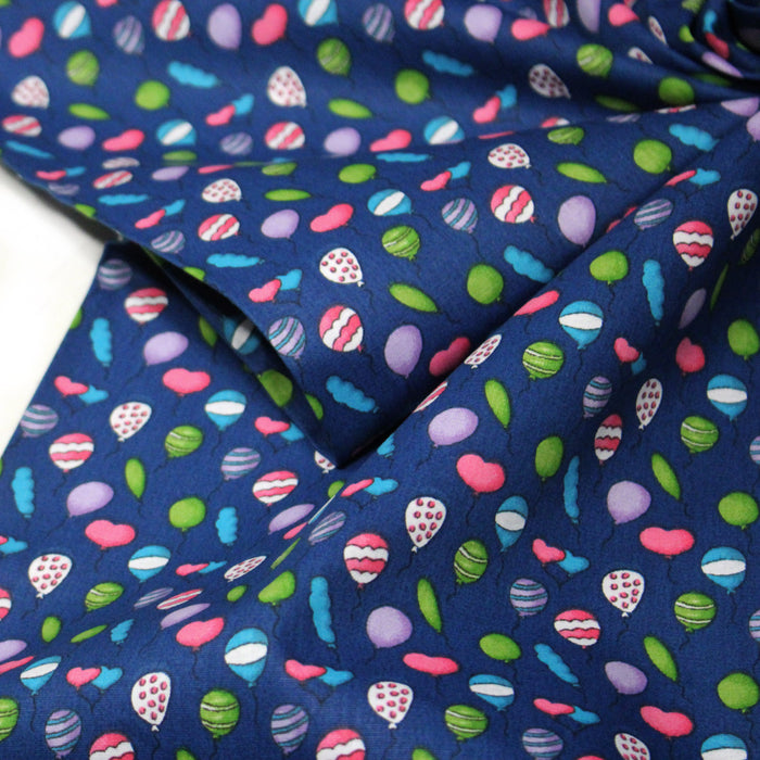 Tissu popeline coton bleu roi aux ballons de baudruches multicolores - TissusPapi.com
