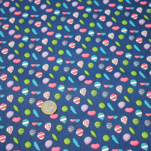 Tissu popeline coton bleu roi aux ballons de baudruches multicolores - TissusPapi.com
