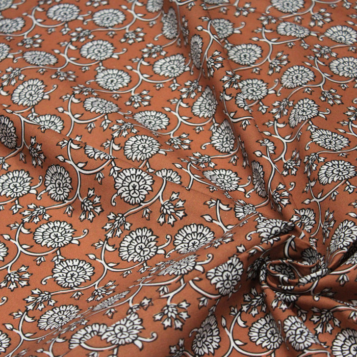 Tissu cotonnade motif fleuri indien ocre caramel, noir et blanc - COLLECTION KALAMKARI