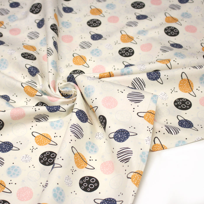 Tissu popeline coton LES PLANETES bleues, roses, oranges, fond écru - TissusPapi.com