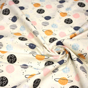 Tissu popeline coton LES PLANETES bleues, roses, oranges, fond écru - TissusPapi.com