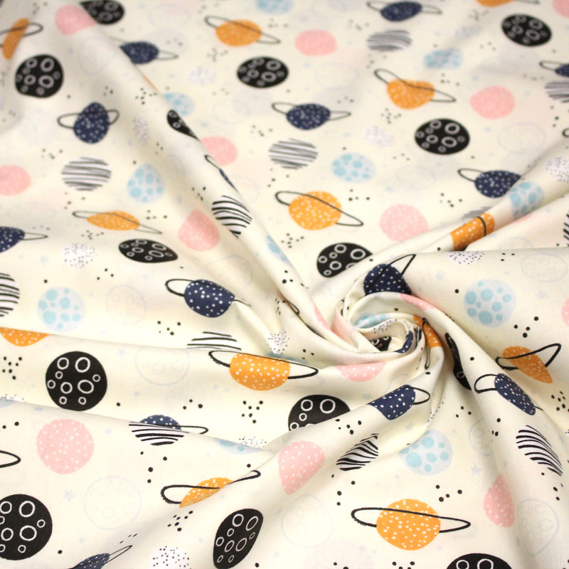 Tissu popeline coton LES PLANETES bleues, roses, oranges, fond écru - TissusPapi.com