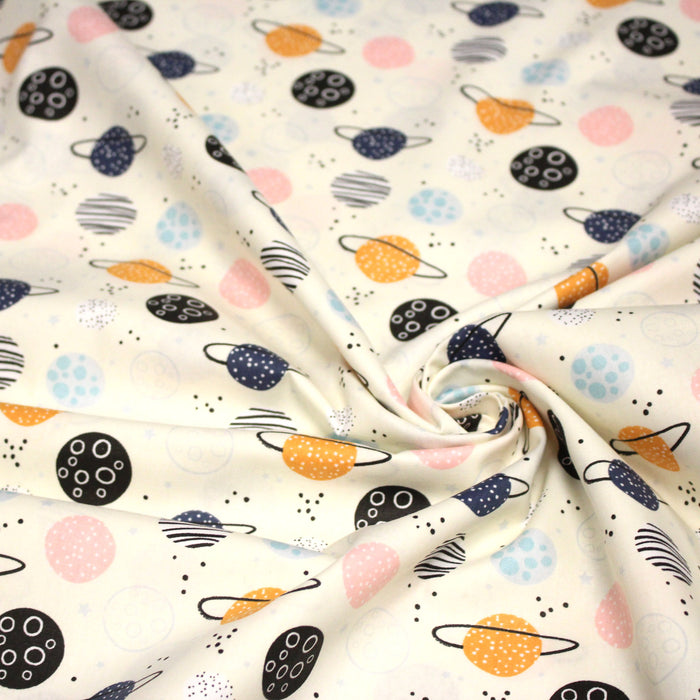 Tissu popeline coton LES PLANETES bleues, roses, oranges, fond écru - TissusPapi.com