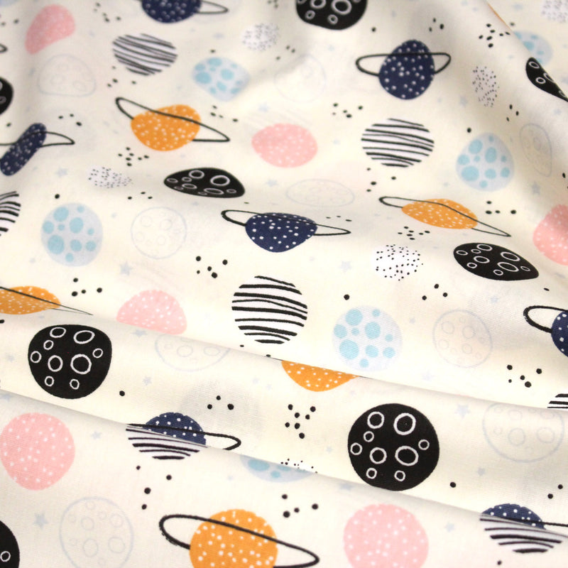 Tissu popeline coton LES PLANETES bleues, roses, oranges, fond écru - TissusPapi.com