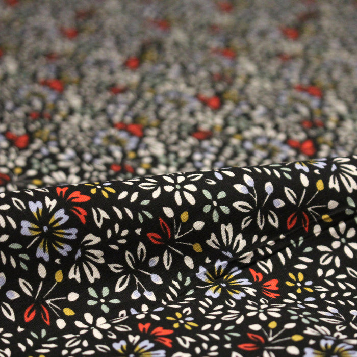 Tissu popeline de viscose noir aux fines fleurs blanches, mauves et rouge - Fabrication française - OEKO-TEX