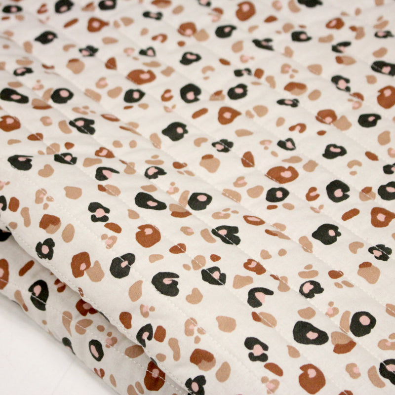 Tissu matelassé LEOPARD, écru et taches léopard noires, roses, ocres - OEKO - TEX - TissusPapi.com