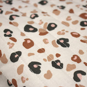 Tissu matelassé LEOPARD, écru et taches léopard noires, roses, ocres - OEKO - TEX - TissusPapi.com