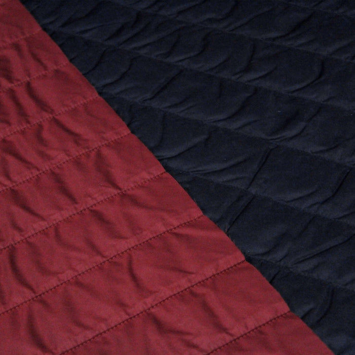 Tissu matelassé recto bleu nuit verso rouge bordeaux; matelassage horizontal