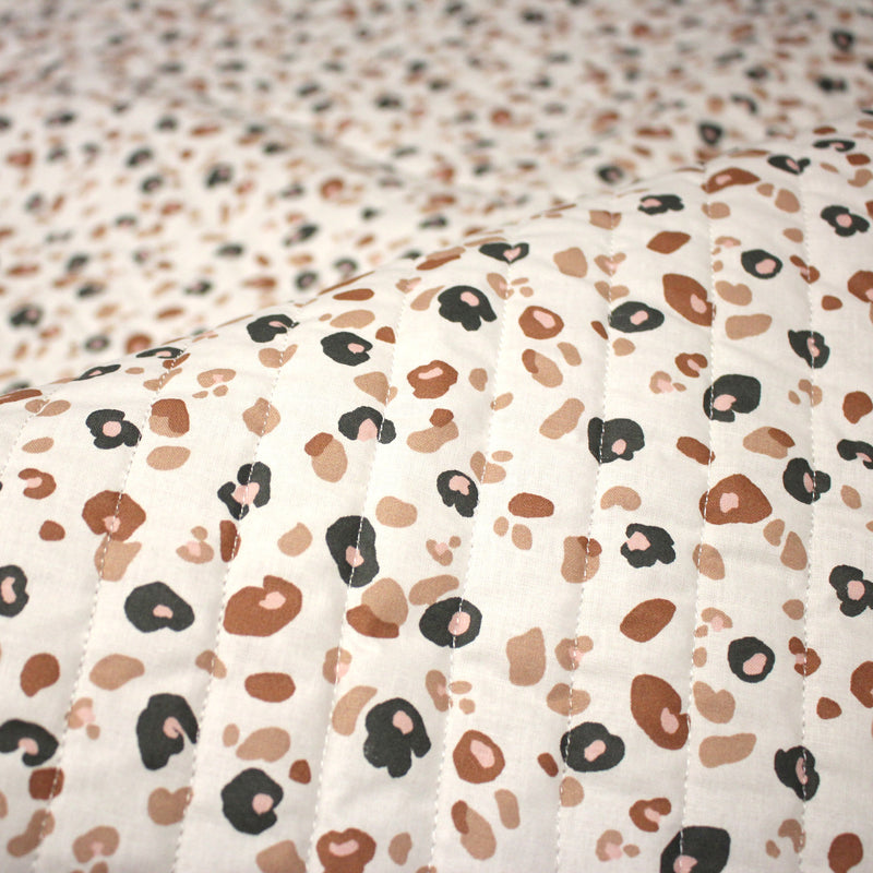 Tissu matelassé LEOPARD, écru et taches léopard noires, roses, ocres - OEKO - TEX - TissusPapi.com