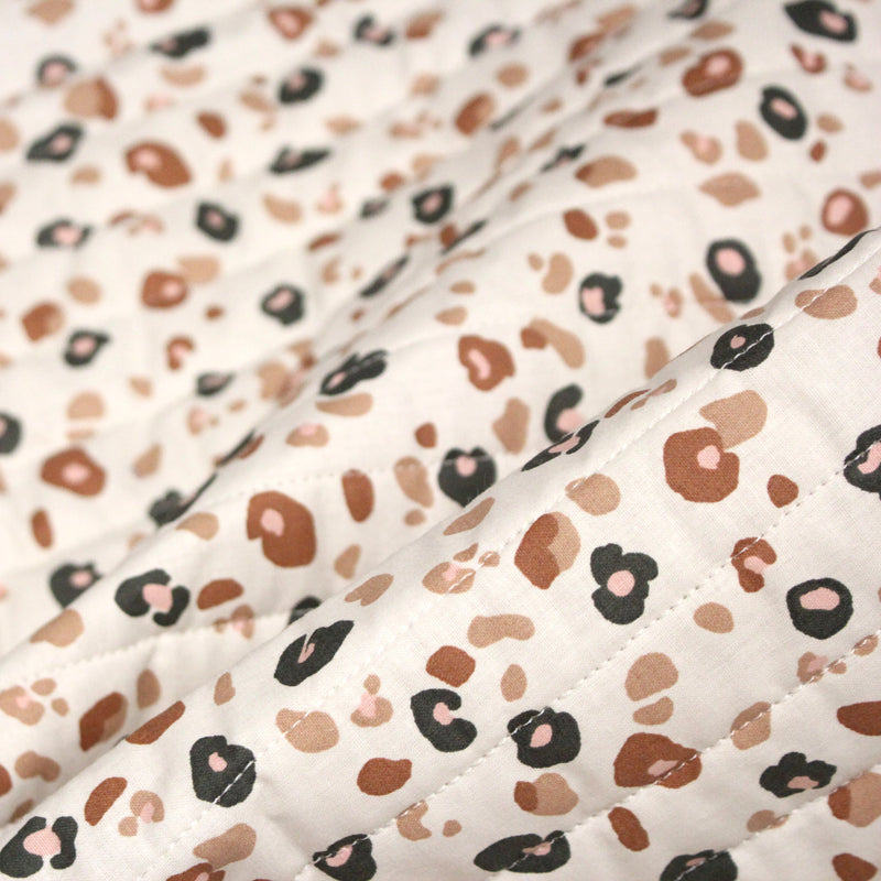 Tissu matelassé LEOPARD, écru et taches léopard noires, roses, ocres - OEKO - TEX - TissusPapi.com