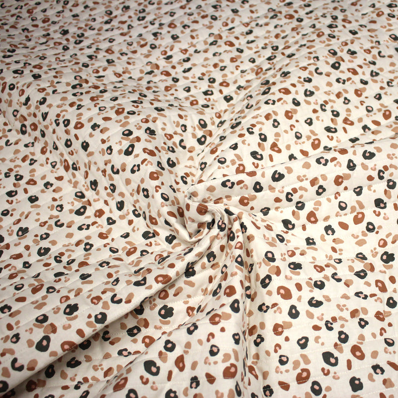 Tissu matelassé LEOPARD, écru et taches léopard noires, roses, ocres - OEKO - TEX - TissusPapi.com