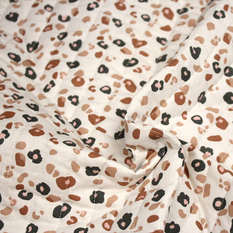 Tissu matelassé LEOPARD, écru et taches léopard noires, roses, ocres - OEKO - TEX - TissusPapi.com