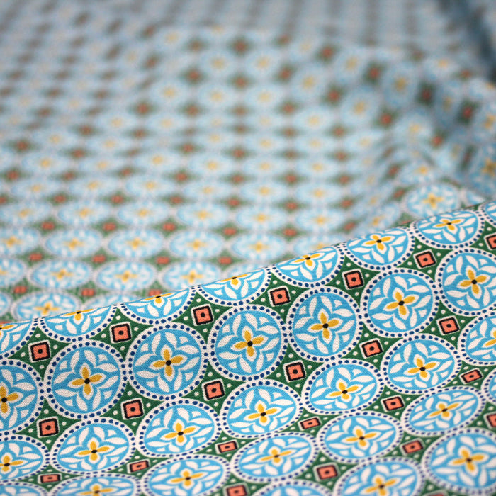 Tissu popeline de viscose aux motifs géométriques bleu turquoise moucharabieh - Fabrication française - OEKO-TEX