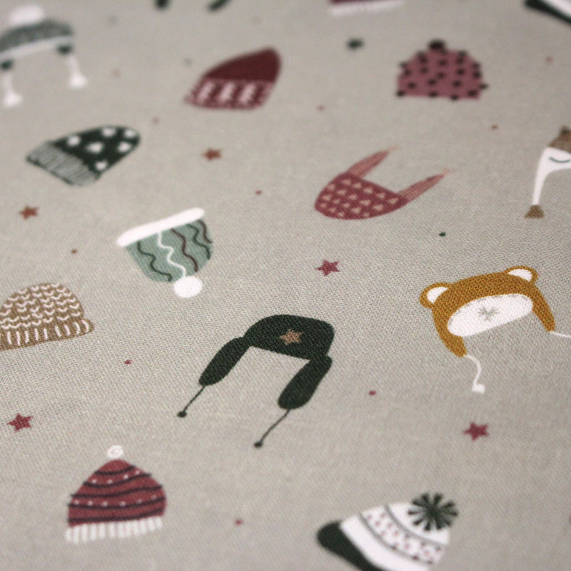 Tissu coton NOËL gris aux chapeaux, bonnets et chapkas - OEKO - TEX - TissusPapi.com