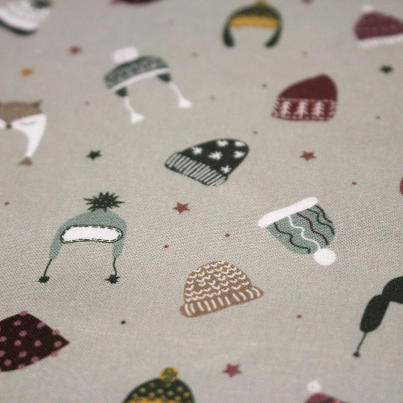 Tissu coton NOËL gris aux chapeaux, bonnets et chapkas - OEKO - TEX - TissusPapi.com
