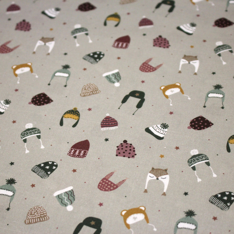 Tissu coton NOËL gris aux chapeaux, bonnets et chapkas - OEKO - TEX - TissusPapi.com