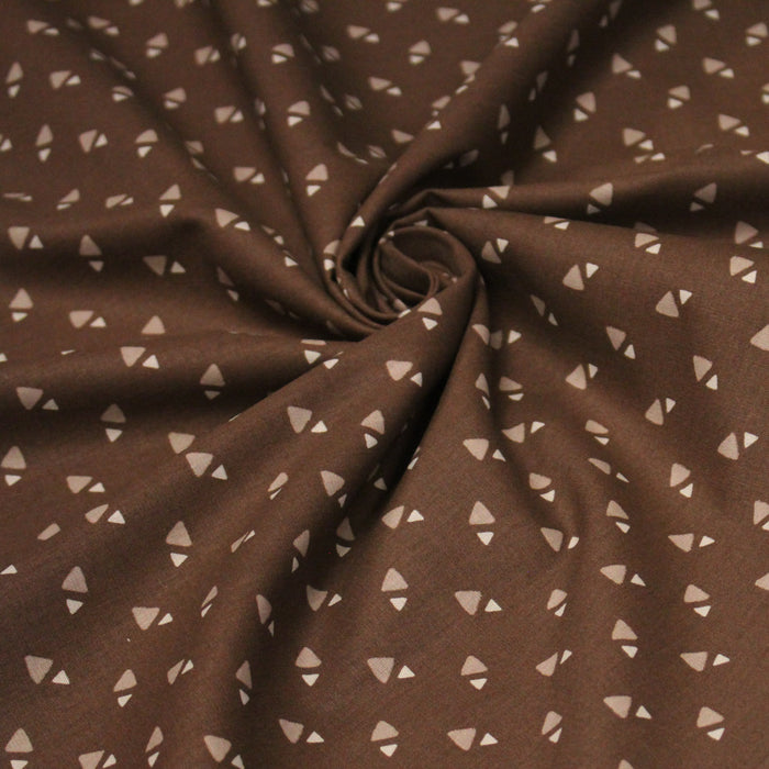Tissu popeline coton marron aux triangles crème - TissusPapi.com
