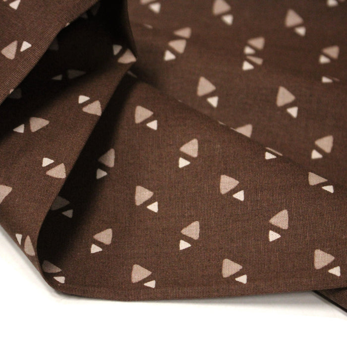 Tissu popeline coton marron aux triangles crème - TissusPapi.com