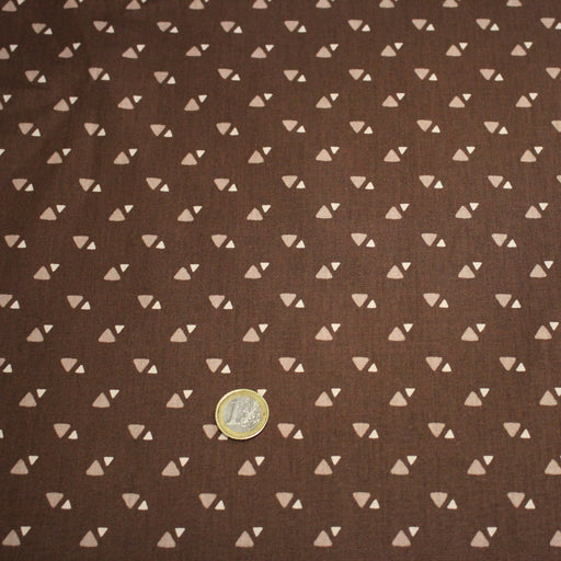 Tissu popeline coton marron aux triangles crème - TissusPapi.com
