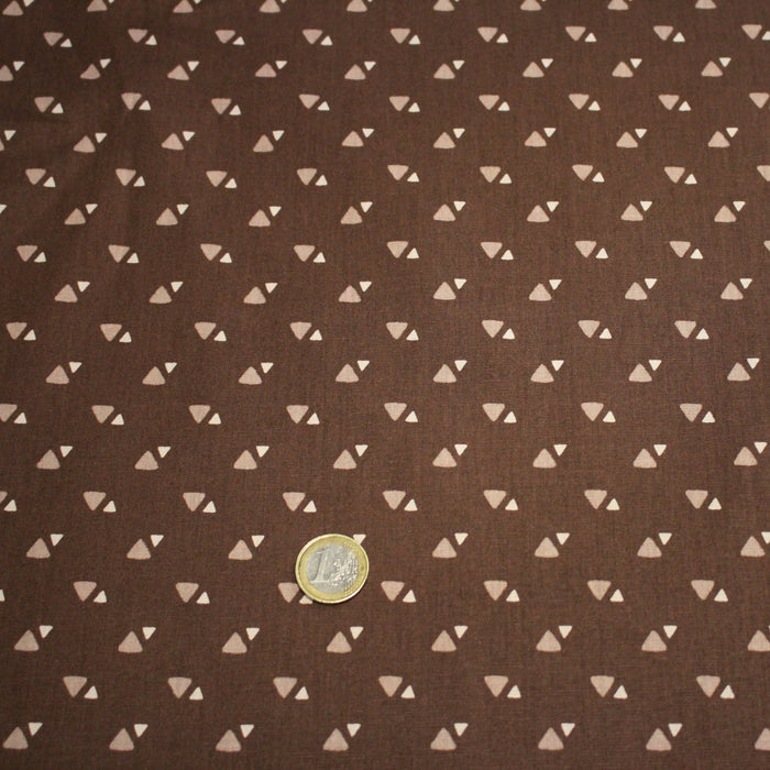 Tissu popeline coton marron aux triangles crème - TissusPapi.com
