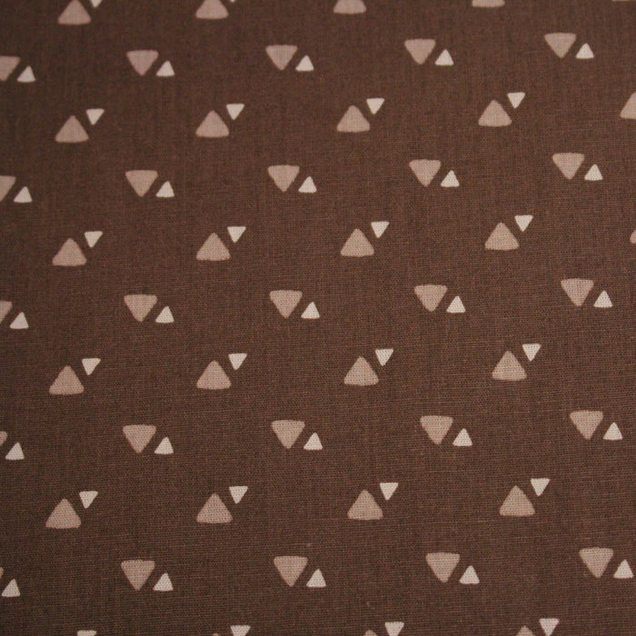 Tissu popeline coton marron aux triangles crème - TissusPapi.com
